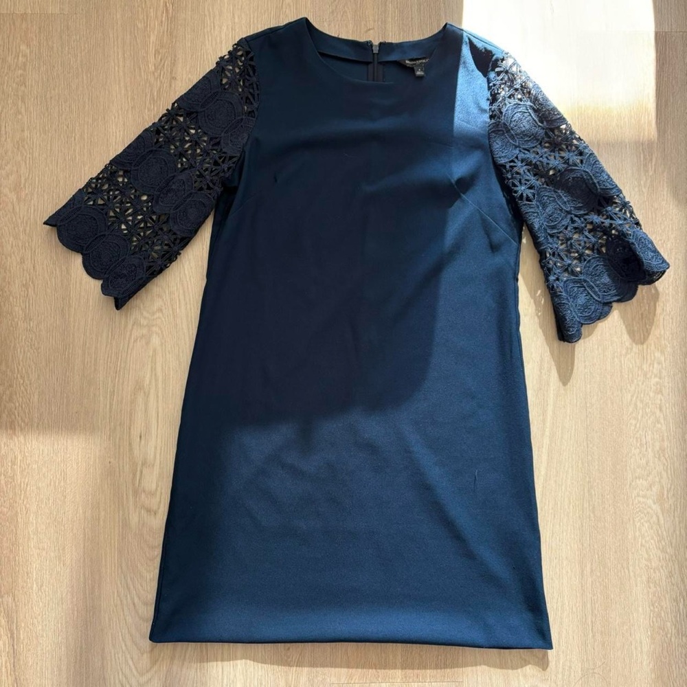 Good condition Banana Republic size 4 Navy blue lace sleeve dress